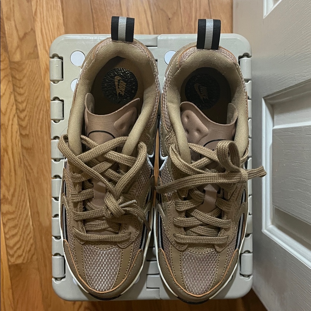 NWOT Nike Tan and Black Athletic Shoes Size 7 Women’s - Picture 3 of 5